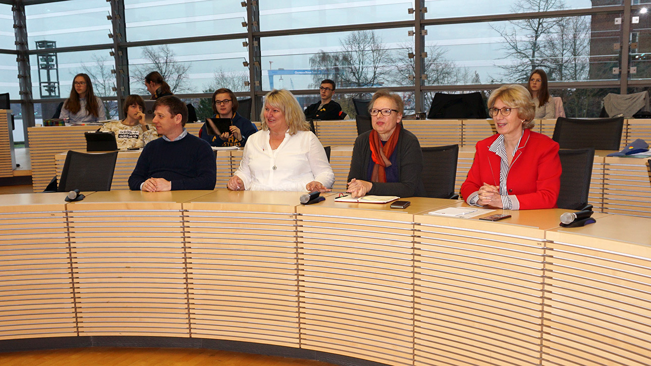 Anita Klahn (r.) mit weiteren Bildungspolitikern im Plenarsaal des Landtages