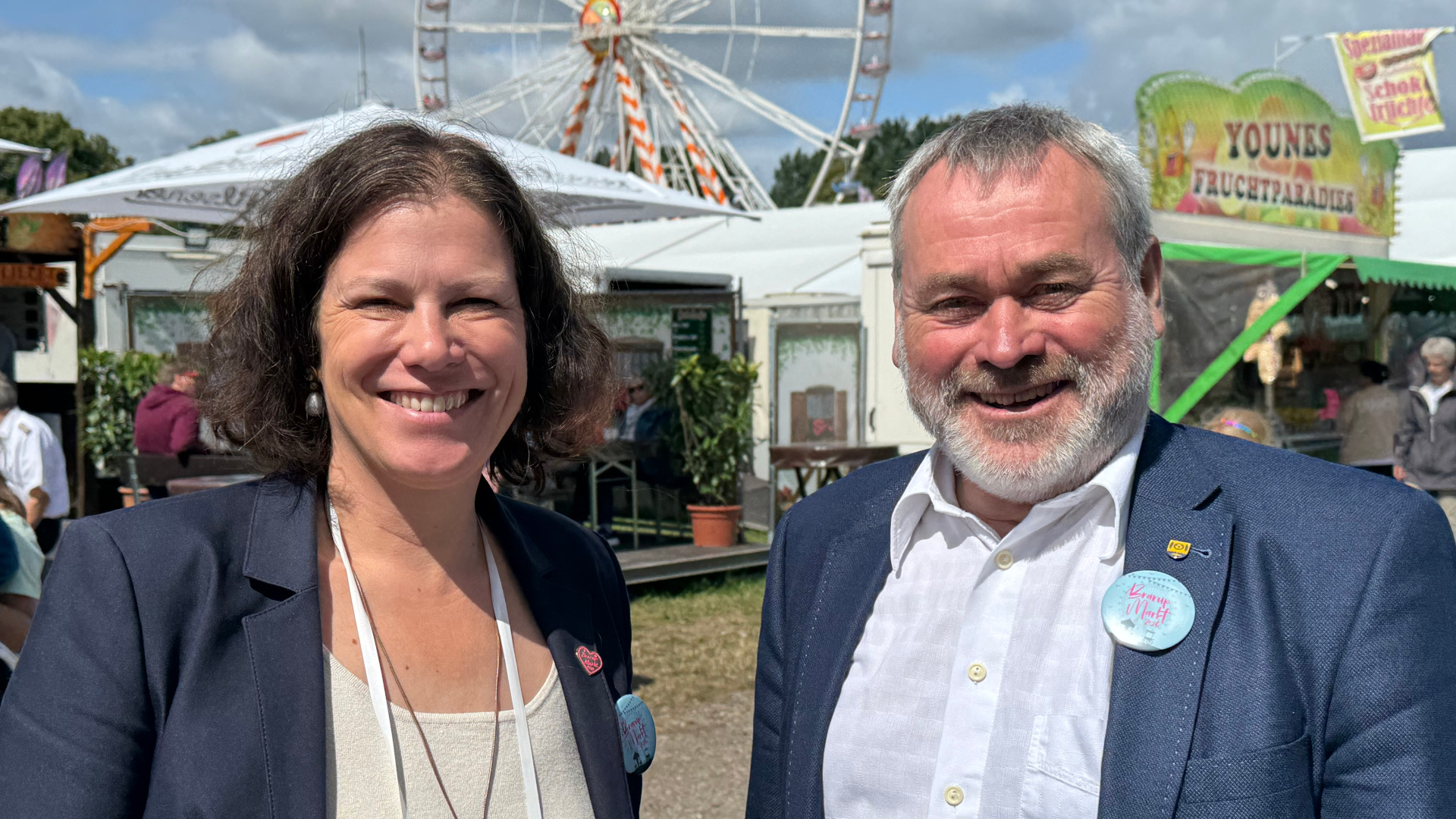 Landtagspräsidentin Kristina Herbst und Wolfhard Kutz, Amtsvorsteher Süderbrarup beim Rundgang auf dem Brarup-Markt