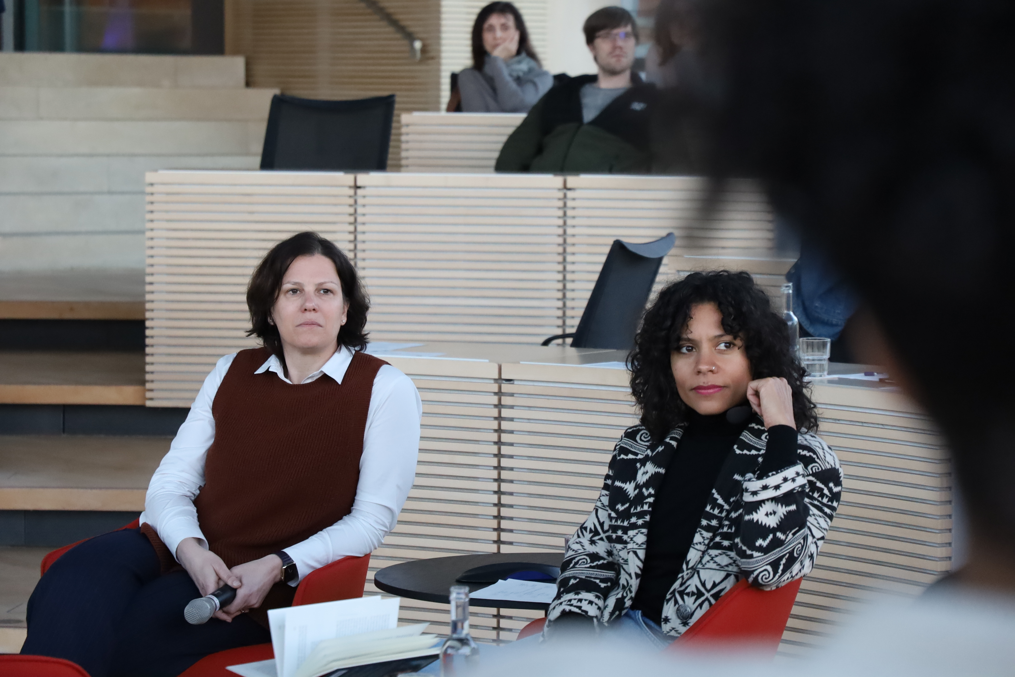 Landtagspräsident Kristina Herbst (li.) und Autorin Emilia Roig hören einem Gast zu.