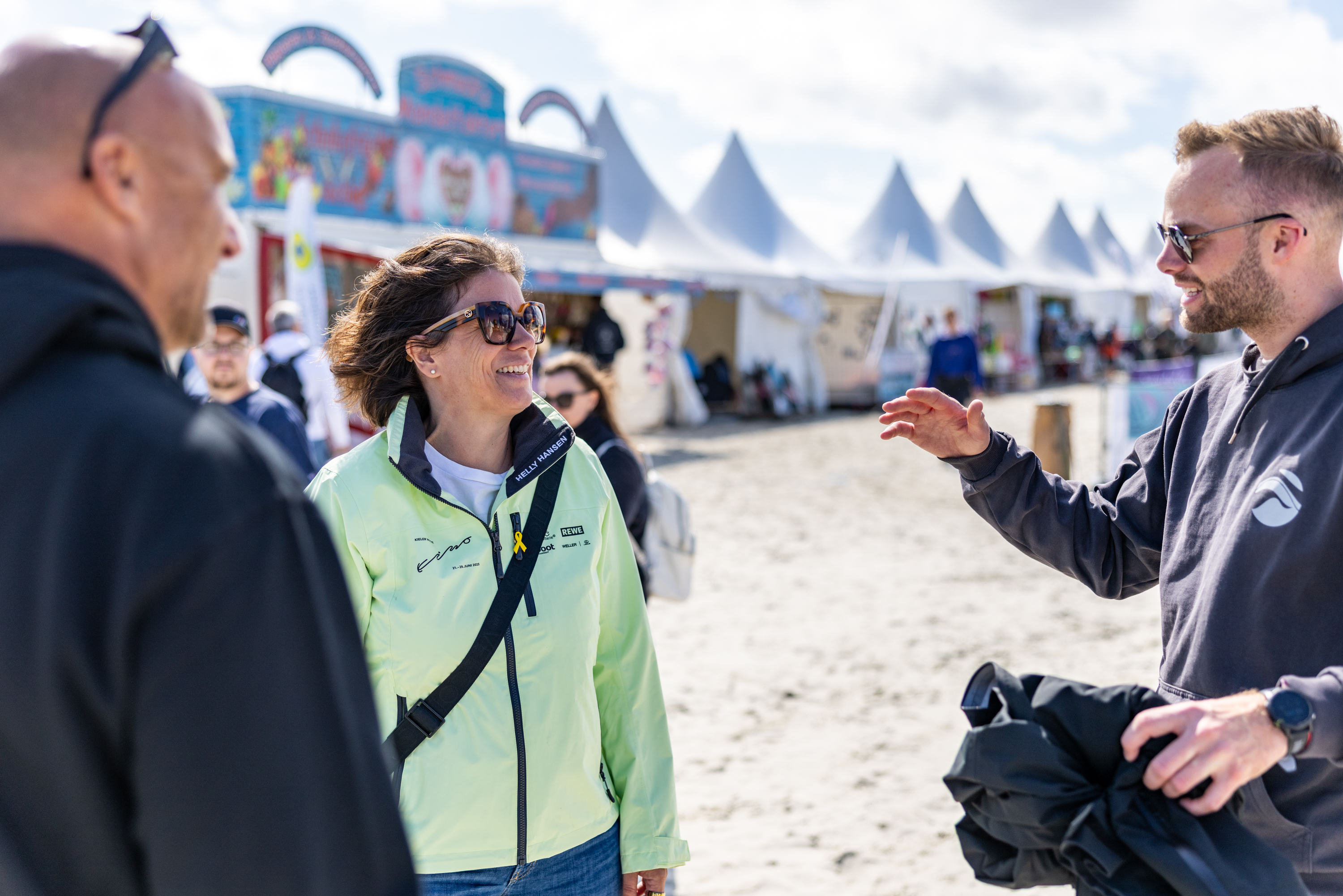 Landtagspräsidentin Kristina Herbst im Gespräch mit Sportlerinnen und Sportlern und Veranstaltern.