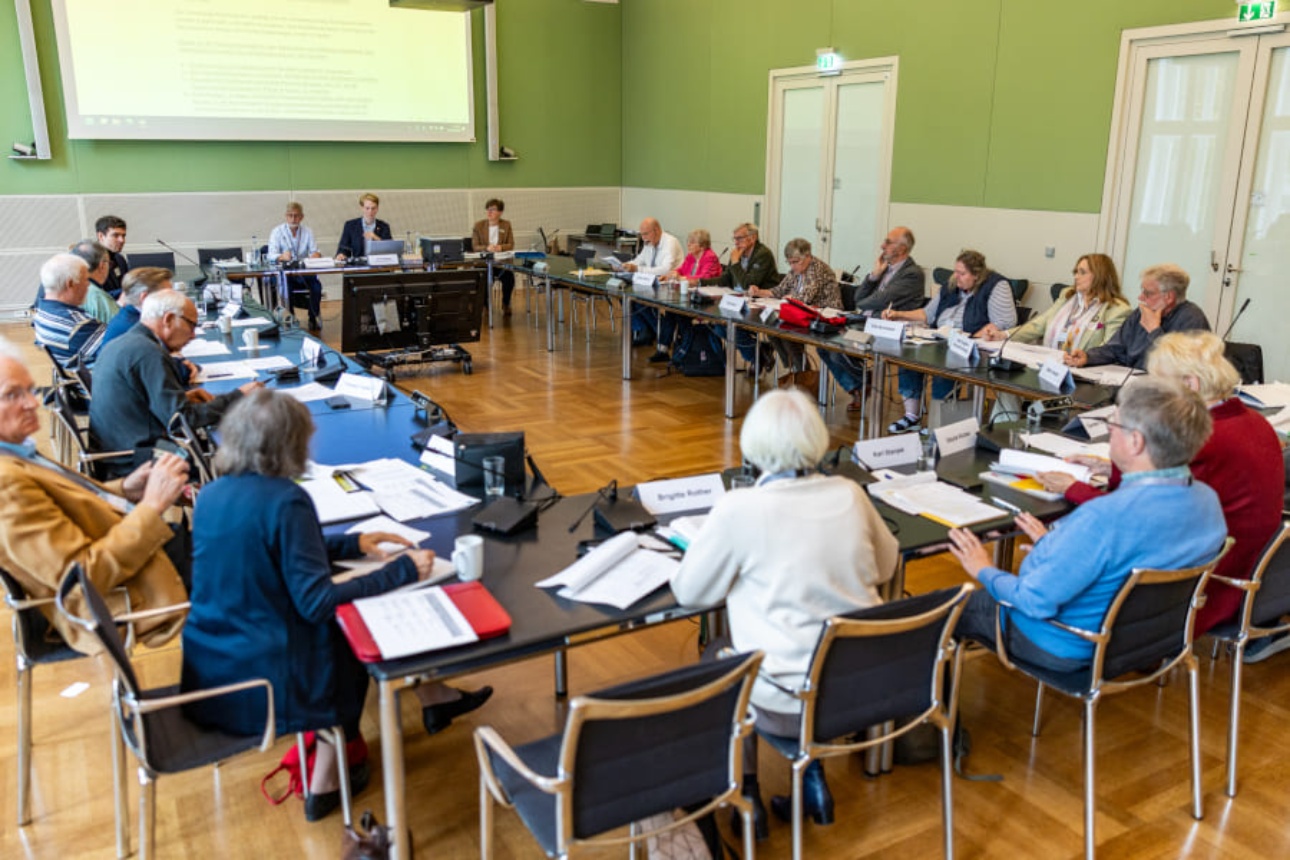 25_09_19_Altenparlament_2025_SES11022_neu Beratung im Arbeitskreis Altenparlament 2025