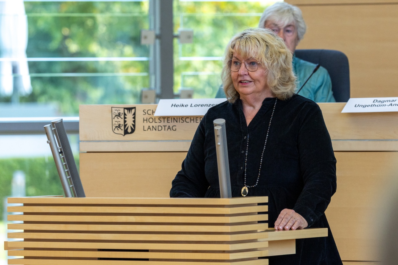 Landtagsvizepräsidentin Jette Waldinger-Thiering hält Grußwort