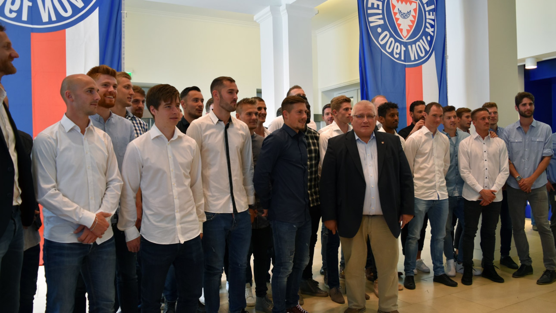 Landtagspräsident Klaus Schlie mit der Mannschaft von Holstein Kiel.