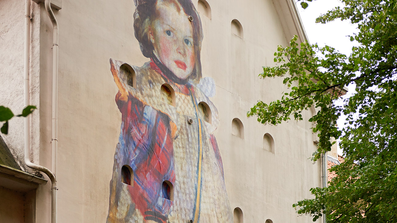 Julien de Casabianca, Kind im Spielzimmer von Heinrich Eduard Linde-Walther, „Outing“ in der Schildstraße 20, Lübeck