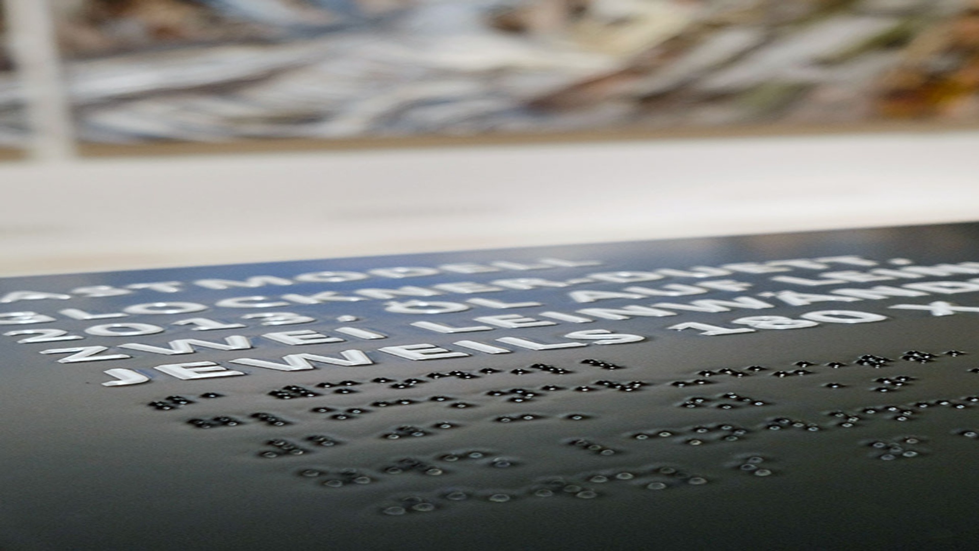 Braille-Schrift ist auf ein Informationsschild gedruckt.