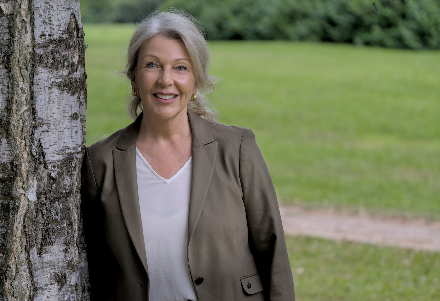 Porträt Michaela Pries neben einer Birke