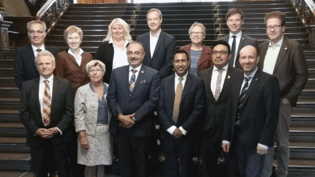 Mitglieder des Bildungsausschusses mit Abgeordneten aus dem Parlament der kanadischen Provinz Ontario.