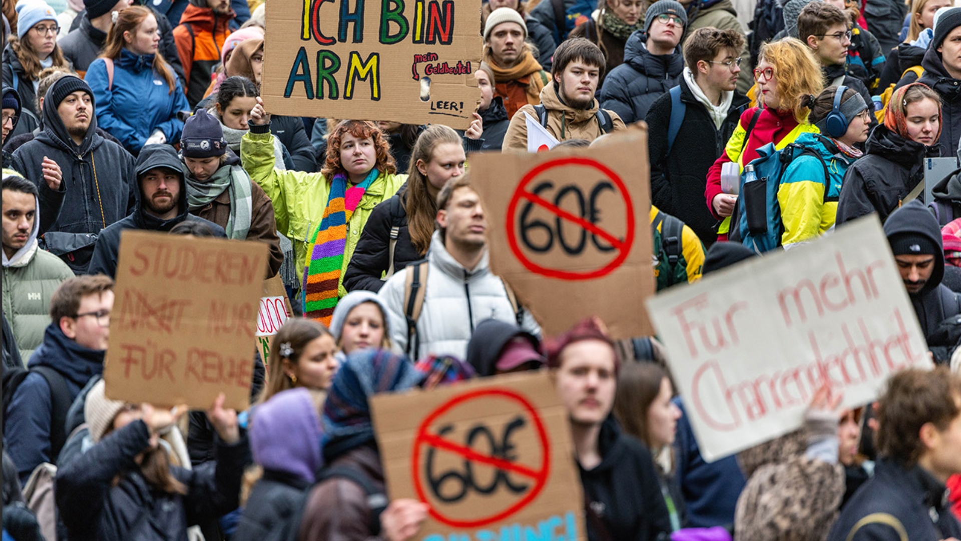 Auf einer Kundgebung vor dem Landeshaus fordern über 1000 Studierende die Rücknahme der Verwaltungsgebühr.