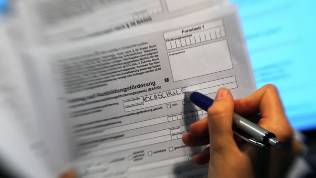 Eine Studentin füllt einen Antrag auf Ausbildungsförderung (Bafög) aus.