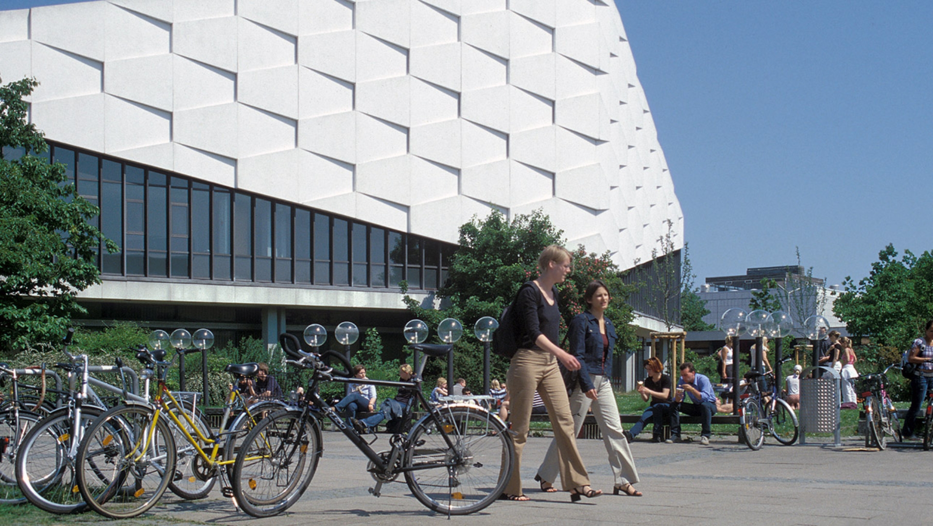 Studentinnen am Fahrradständer vor dem Audimax der Uni Kiel