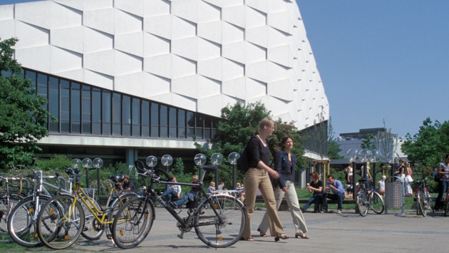 Studentinnen am Fahrradständer vor dem Audimax der Uni Kiel