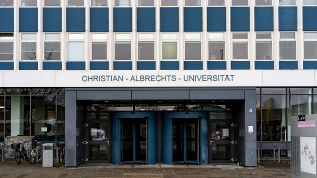 Der Eingang zum Verwaltungsgebäude der CAU (Christian-Albrechts-Universität) zeigt den Schriftzug der Hochschule