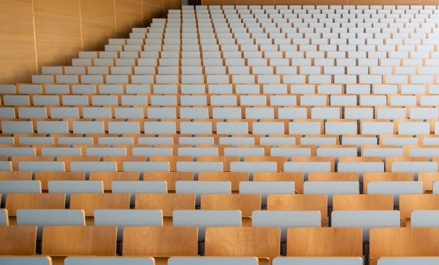 Blick in einen leeren Hörsaal an einer Hochschule.