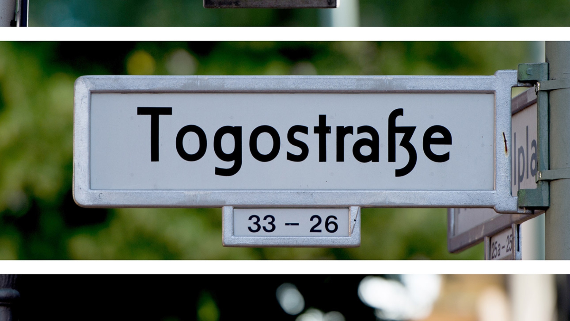 Straßenschild mit dem Namen "Togostraße" im afrikanischen Viertel in Berlin.