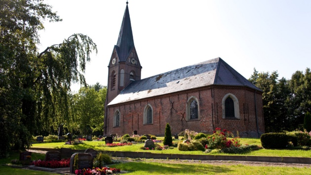 Eine Kirche mit Gräbern