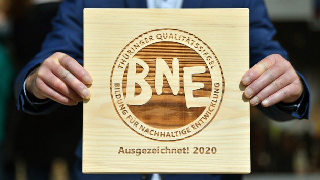  Das "Thüringer Qualitätssiegel Bildung für nachhaltige Entwicklung" wird präsentiert.