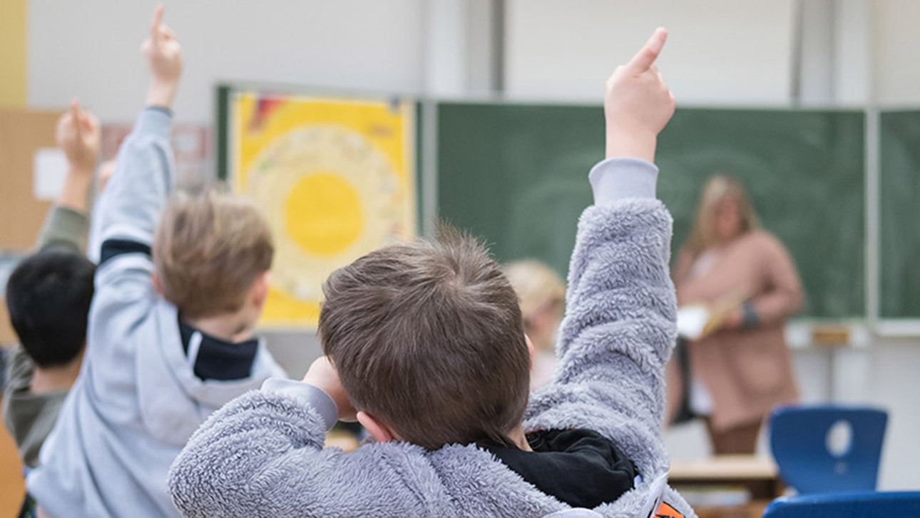 Schüler sitzen im Unterricht in einer Grundschule.