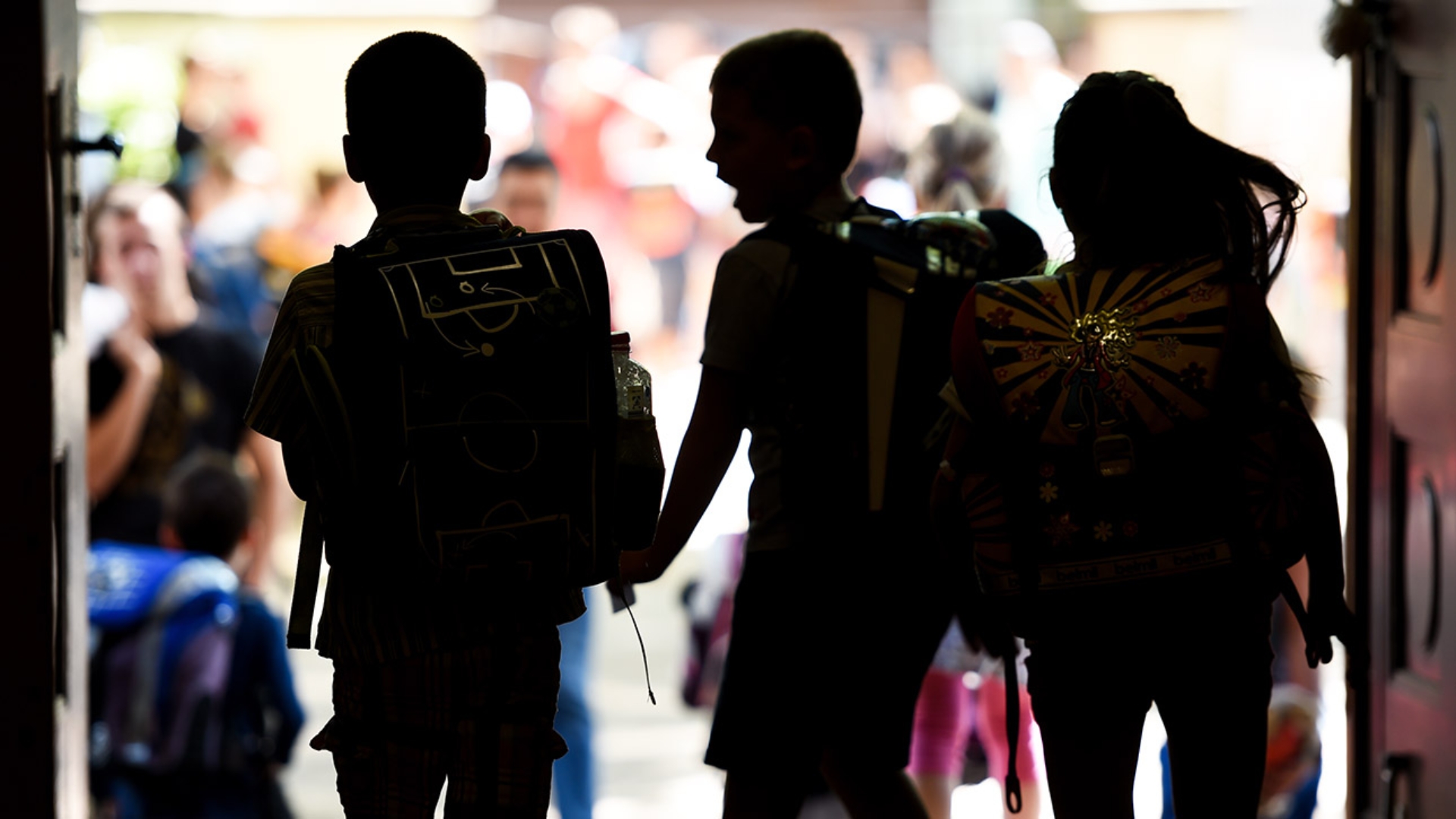Schüler treten auf den Pausenhof.