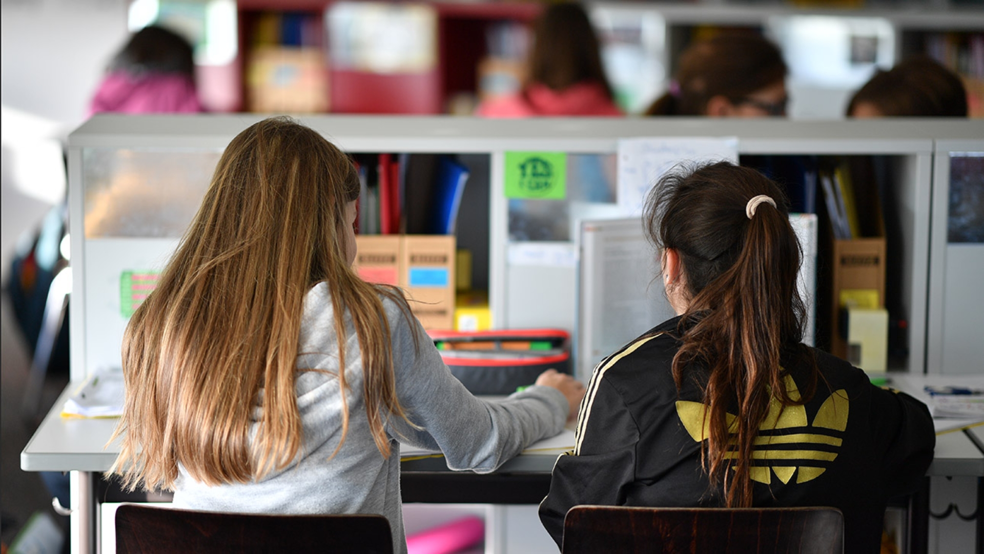 Mehrere Siebtklässler lernen in einer Gemeinschafts- und Ganztagsschule in einem Lernzimmer.