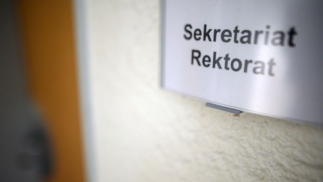 Ein Schild mit der Aufschrift "Sekretariat Rektorat" hängt an einer Wand.