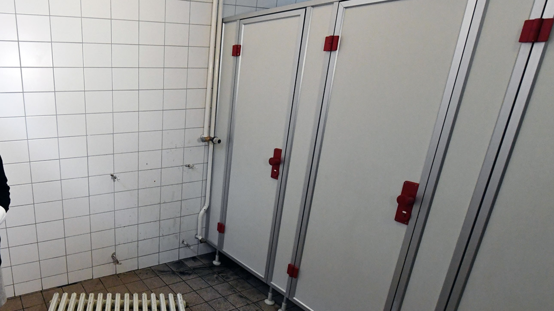 Eine heruntergerissene Heizung in einer Kieler Schultoilette zeugt von dem maroden Zustand vieler Schulgebäude im Land.
