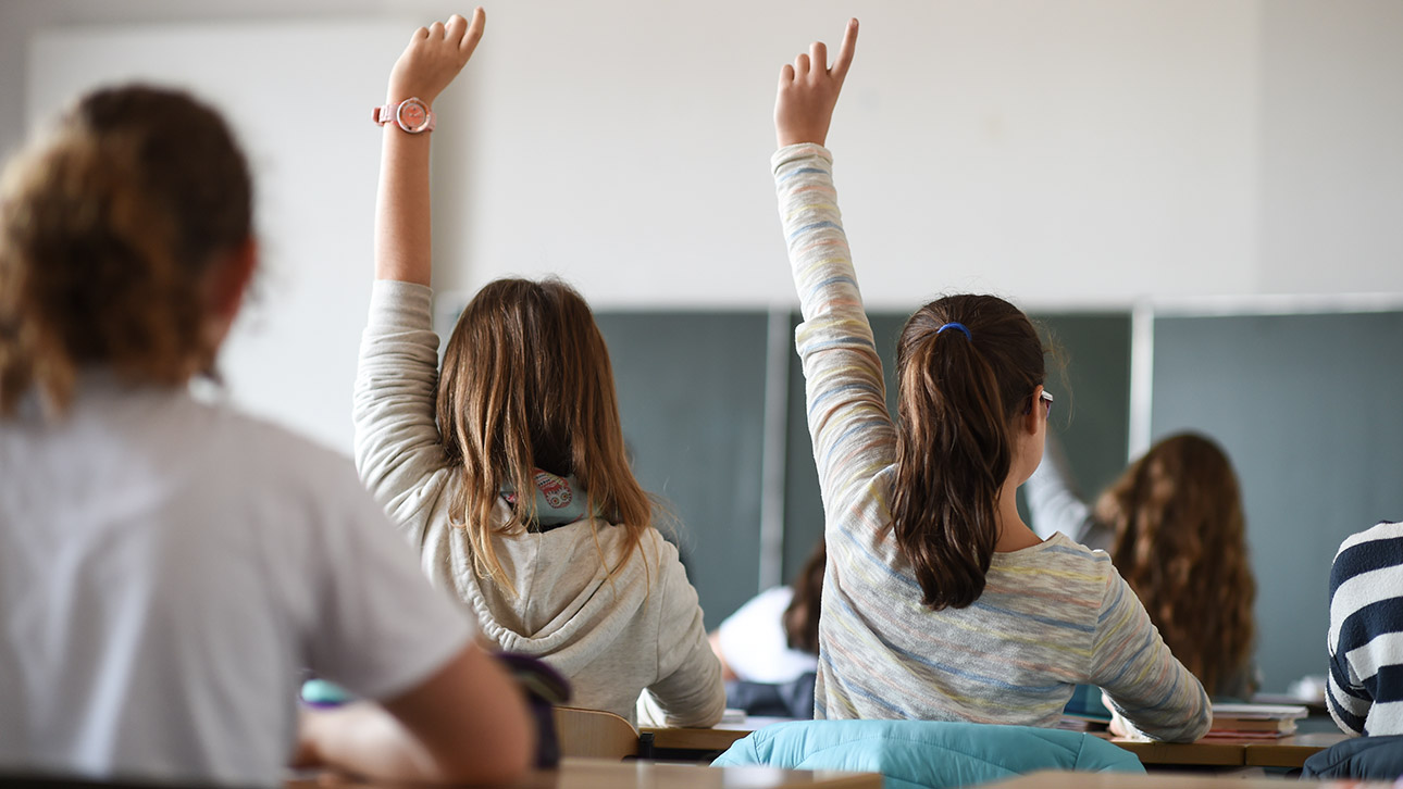 Schüler melden sich während des Unterrichts.