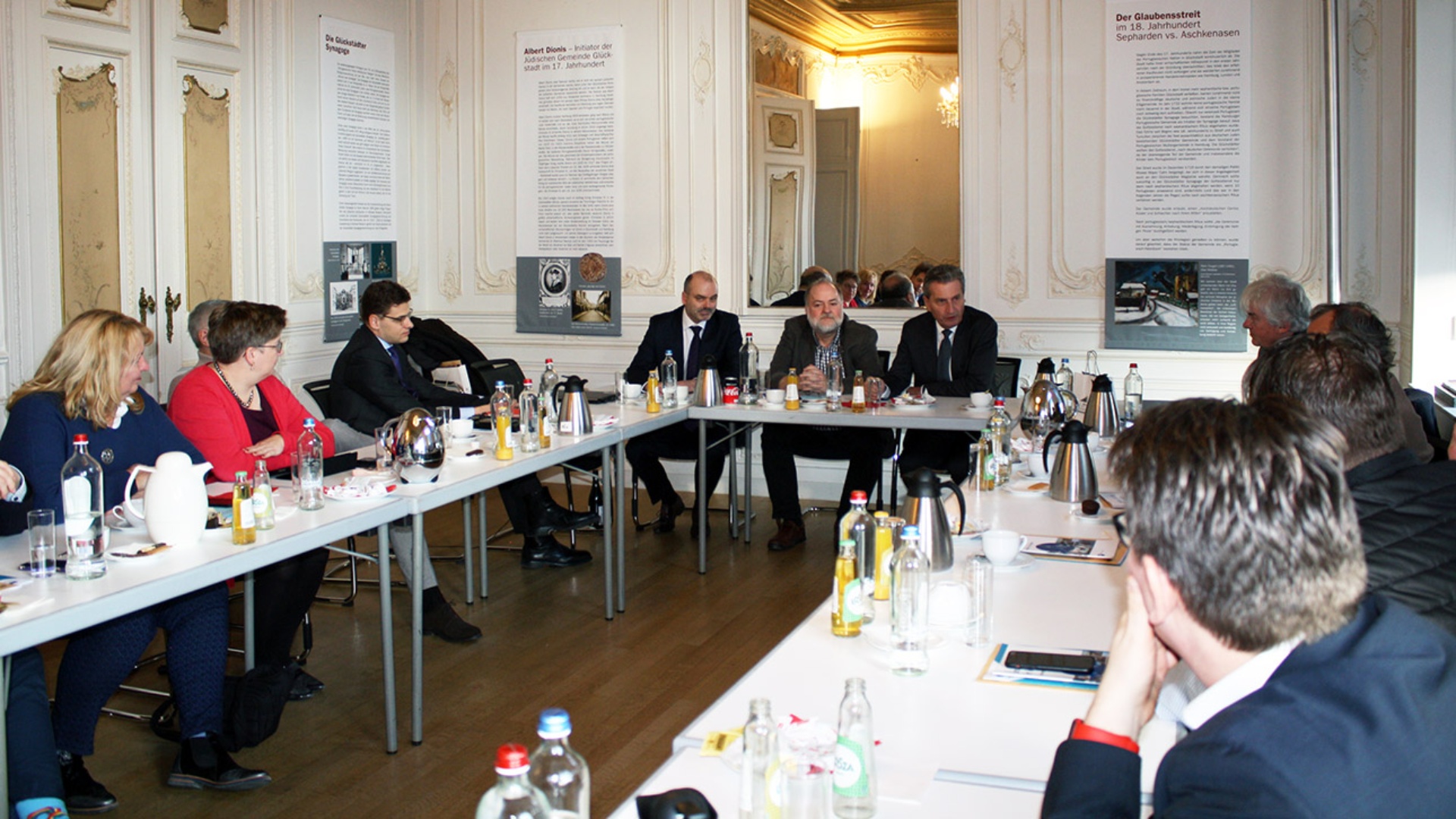 Die Mitglieder des Europaausschusses sitzen an Tischen im Hanse-Office in Brüssel. An der Stirnseite sitzen EU-Haushaltskommissar Günther Oettinger, der Ausschussvorsitzende Wolfgang Baasch und Hanse-Office-Leiter Thorsten Augustin.