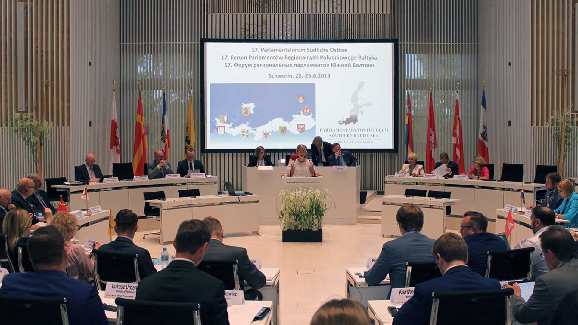 Mecklenburg-Vorpommerns Landtagspräsidentin Birgit Hesse begrüßt im Plenarsaal des Schweriner Landtages  die Delegationen.