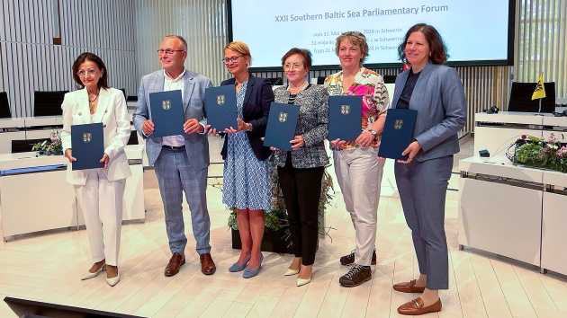 Die Repräsentanten der Regionen (v. l.): Danuta Rek, stv. Vors. Sejmik Ww Pommern, Bogdan Bartnicki, Vors. Sejmik Ww Ermland-Masuren, Birgit Hesse, LT-Präsidentin MV, Teresa Kalina, stv. Vors. Sejmik Ww Westpommern, Astrid Hennies, Delegationsleiterin Bürgerschaft HH, Kristina Herbst, LT-Präsidentin SH.