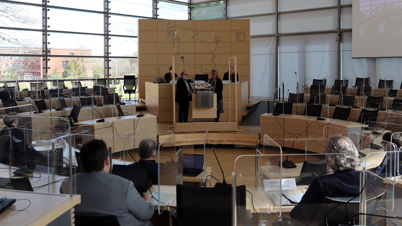 Abschied: Die SSW-Abgeordnete Jette Waldinger-Thiering überreicht dem nicht mehr für den Landtag kandidierenden Ausschussvorsitzenden Wolfgang Baasch einen Präsentkorb.  