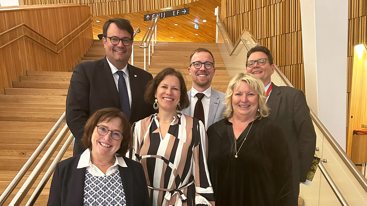 Gruppenfoto der Landtags-Delegation (v.l.): Eka von Kalben (Grüne), Rasmus Vöge (CDU), Landtagspräsidentin Kristina Herbst, Malte Krüger (Grüne), Jette Waldinger-Thiering (SSW) und Jan Diedrichsen, Leiter der Vertretung des Landtages bei der EU in Brüssel.