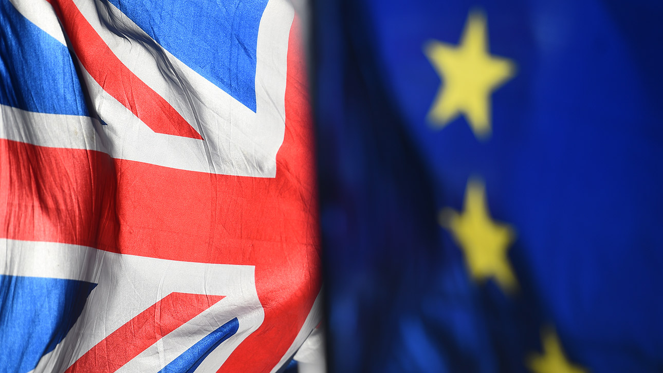 Eine Flagge von Großbritannien und eine Flagge der Europäischen Union wehen vor dem britischen Parlament in Westminster.
