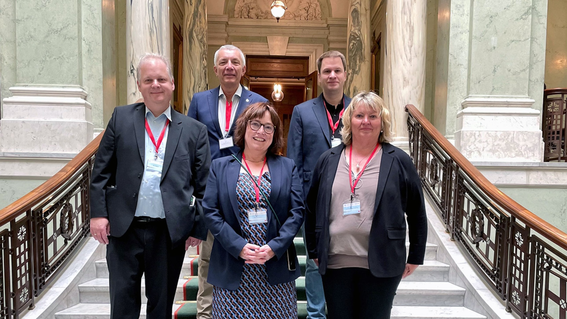 Gruppenbild der Landtagsdelegation mit Kai Dolgner (SPD), Peter Lehnert (CDU), Landtagsvizepräsidentin Eka von Kalben (Grüne), Christopher Vogt (FDP) und Jette Waldinger-Thiering (SSW)