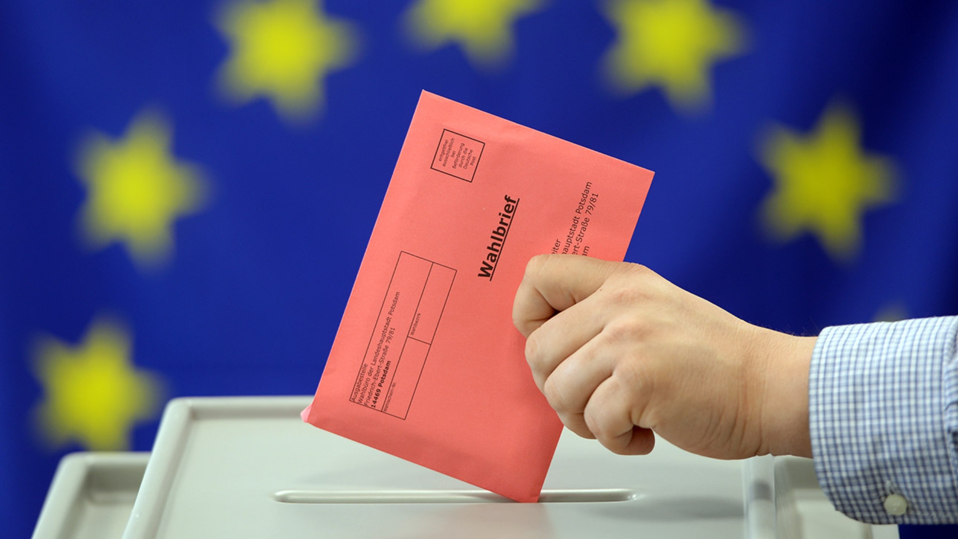 Ein Wähler wirft seinen Stimmzettel für die Europawahl in die Wahlurne.