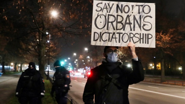 Polen, Warschau: Ein Mann protestiert gegen die Politik von Ungarns Ministerpräsidenten Orban während seiner Gespräche mit Polens Ministerpräsident Morawiecki.