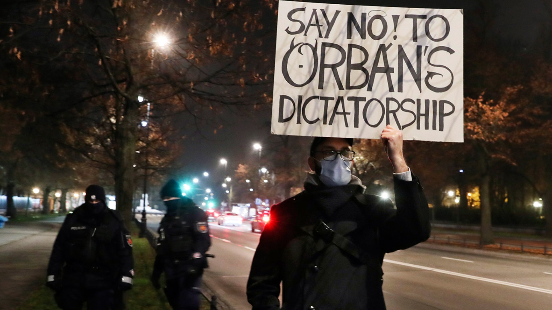 Polen, Warschau: Ein Mann protestiert gegen die Politik von Ungarns Ministerpräsidenten Orban während seiner Gespräche mit Polens Ministerpräsident Morawiecki.