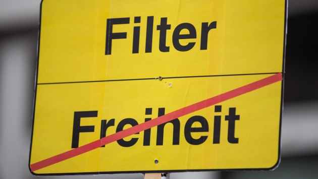 "Filter" und das durchgestrichene Wort "Freiheit" steht bei einer Demonstration gegen Uploadfilter und EU-Urheberrechtsreform im Artikel 13 auf einem Plakat, das an ein Ortsschild erinnert.