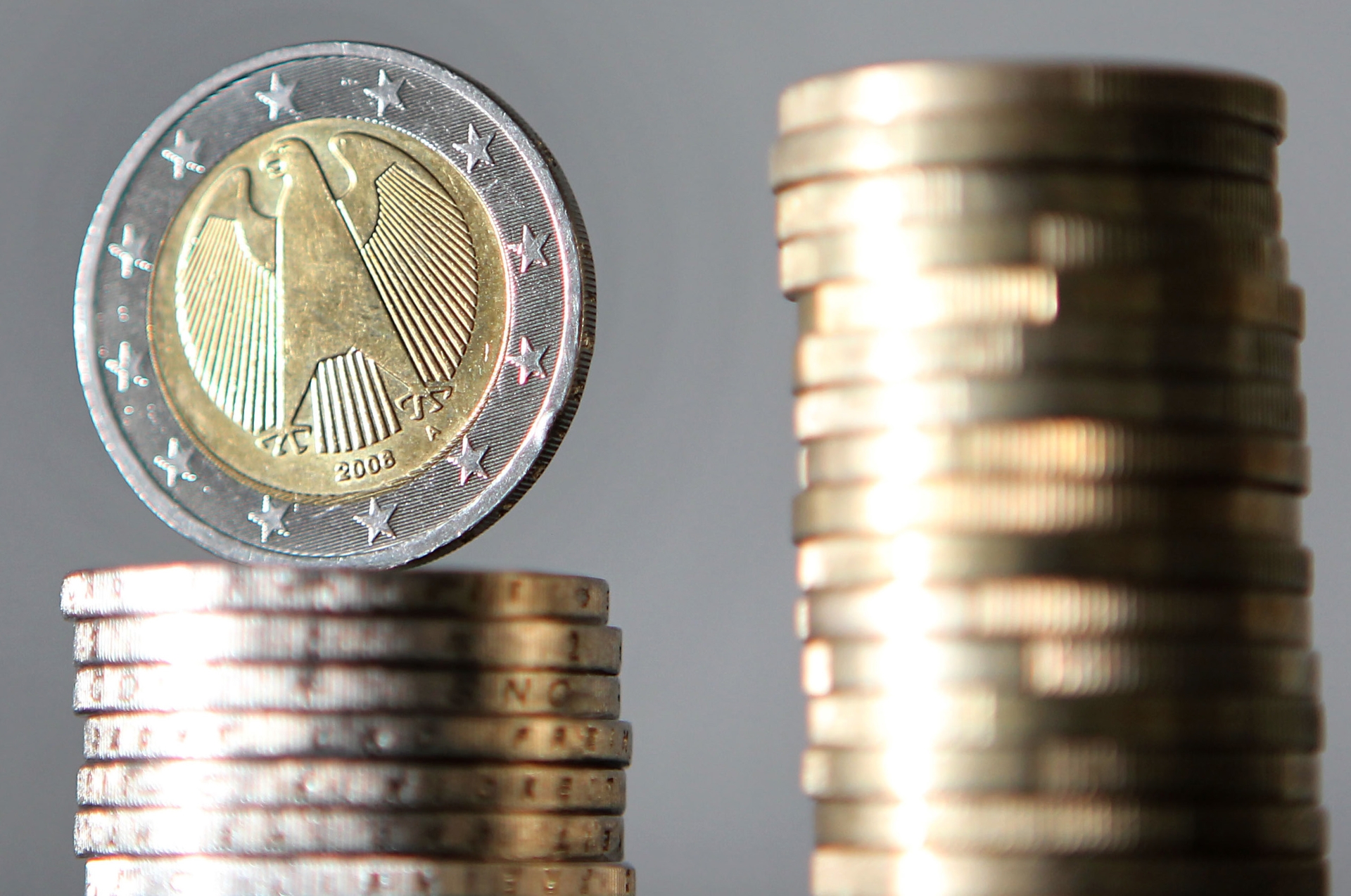 Euro-Münzen sind zu einem Turm gestapelt.