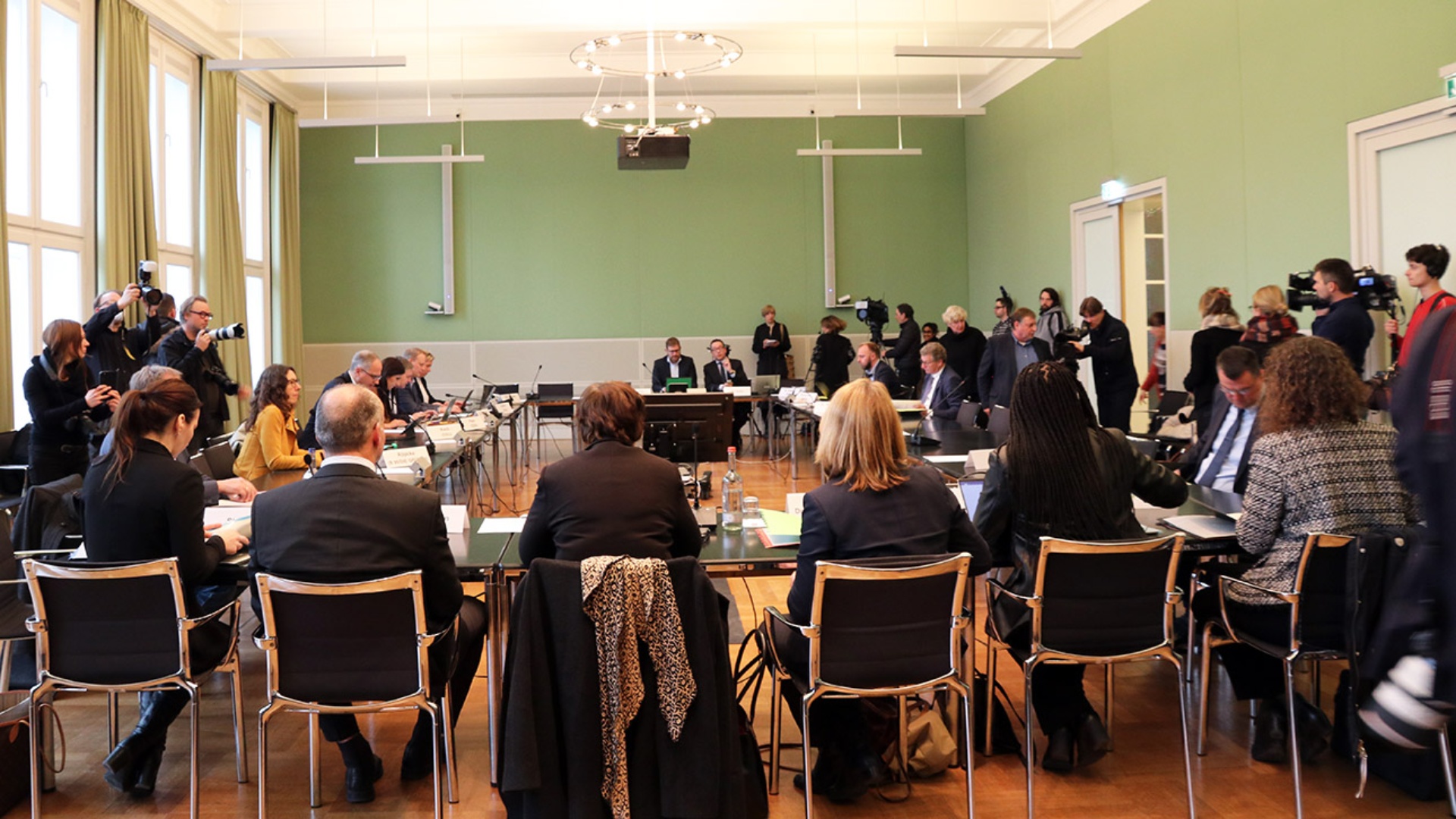 Der Ausschussvorsitzende Jan Kürschner eröffnet bei großem Medienandrang die Sitzung des Innen-und Rechtsausschusses.