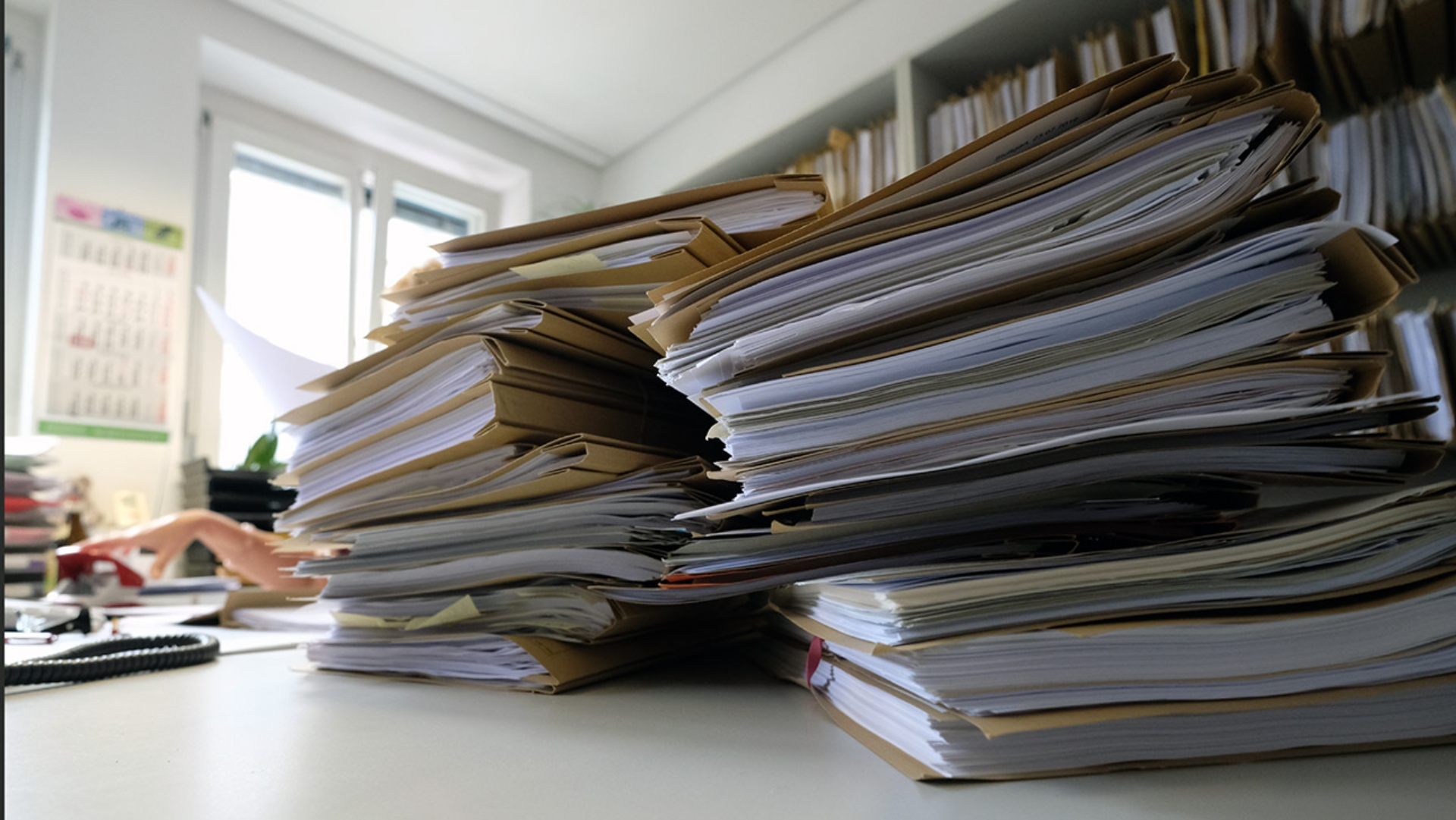 Akten stapeln sich auf einem Tisch