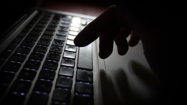 Cybercrime Internet Kriminalität Laptop © Foto: dpa, Karl-Josef Hildenbrand Ein Mann bedient die Tastatur eines Laptops.