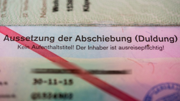 Ein Ausweis der Bundesrepublik Deutschland eines Asylbewerbers mit dem Vermerk "Aussetzung der Abschiebung (Duldung) - Kein Aufenthaltstitel! Der Inhaber ist ausreisepflichtig!"