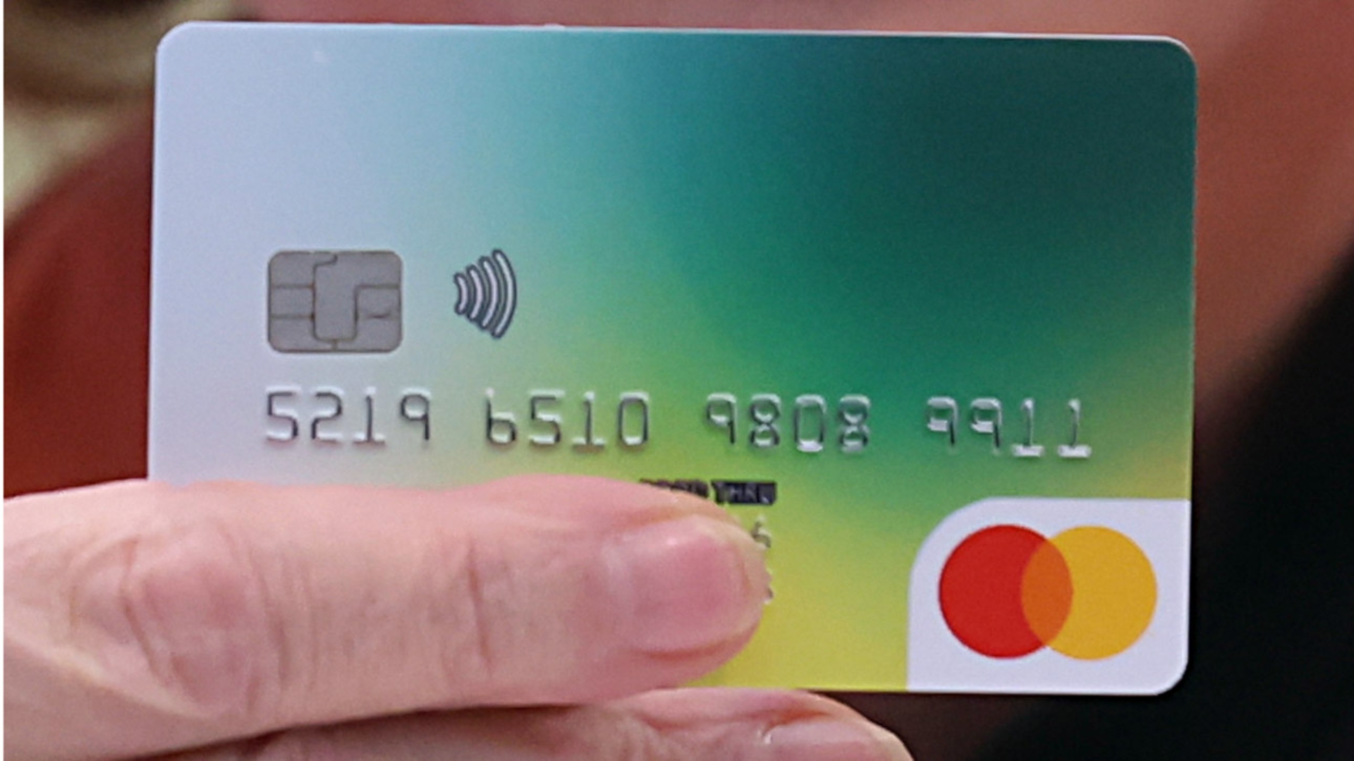 Eine Bezahlkarte wird bei einer Pressekonferenz in Greiz (Thüringen) gezeigt. 