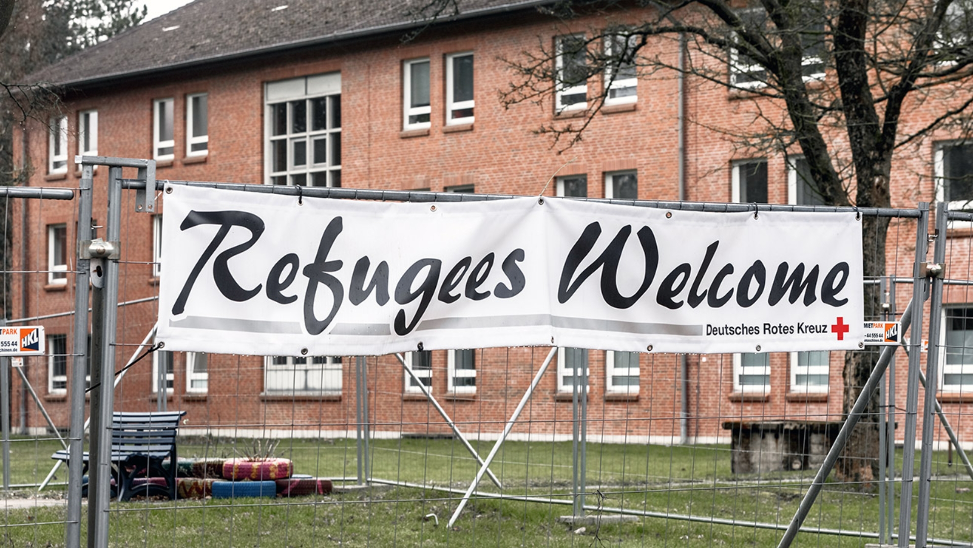Ein Transparent mit der Aufschrift "Refugees Welcome" hängt in der Landesunterkunft für Flüchtlinge Bad Segeberg.