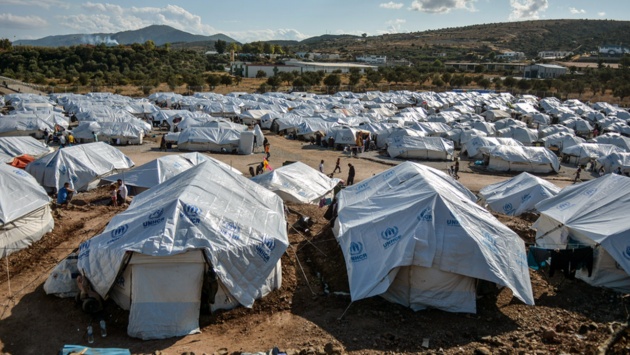 Migranten gehen nach starken Regenfällen durch das Flüchtlingslager "Kara Tepe" auf der griechischen Insel Lesbos .