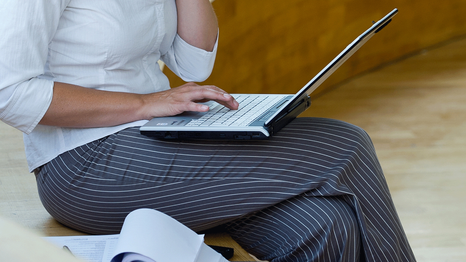 Eine Frau arbeitet an einem Laptop.