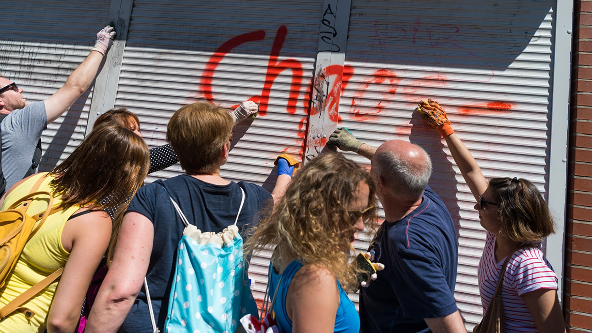 Bewohner des Schanzenviertels in Hamburg säubern besprühte Fassaden nach den Krawallen beim G20-Gipfel.