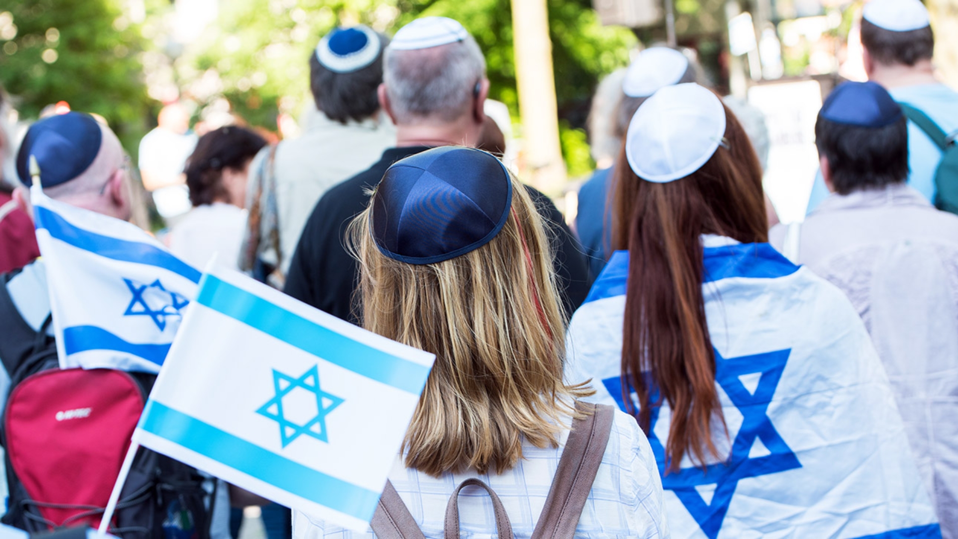 Teilnehmer des "Kippa Tag Hamburg" tragen Kippot.
