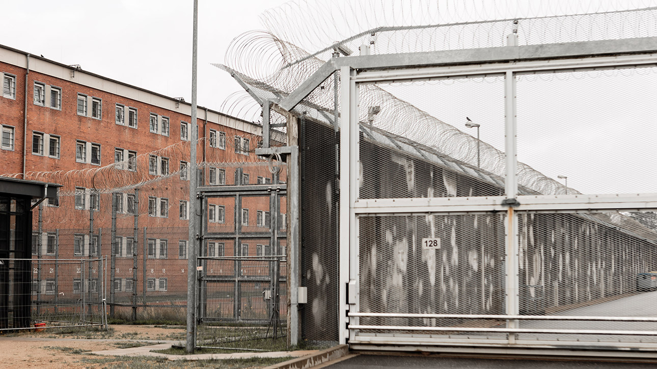 Ein Zellentrakt und Sicherungsanlagen auf dem Gelände der Justizvollzugsanstalt (JVA) Lübeck