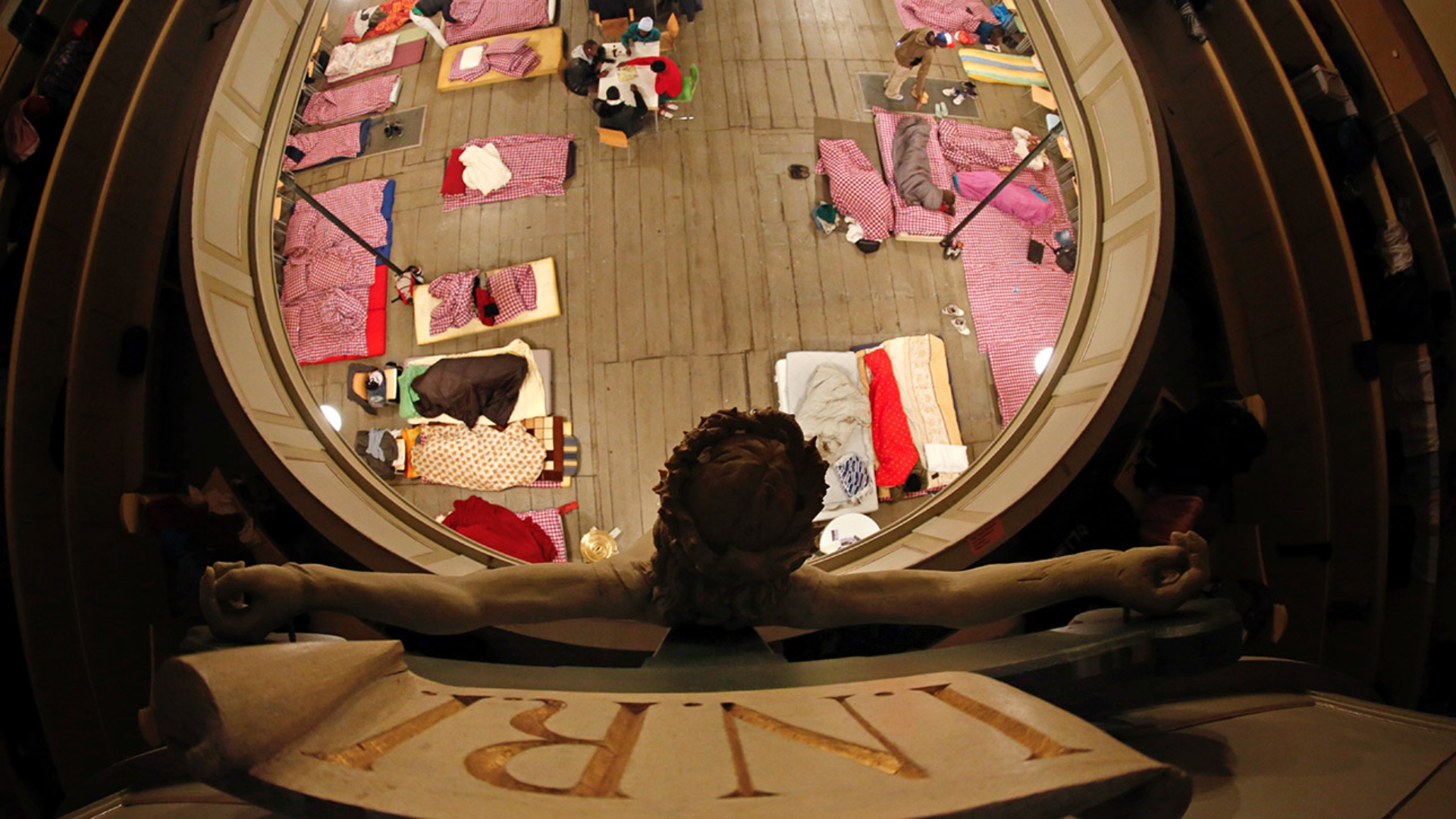 Afrikanische Flüchtlinge haben in der St. Pauli Kirche in Hamburg ihre Schlafplätze auf dem Kirchenboden vorbereitet.